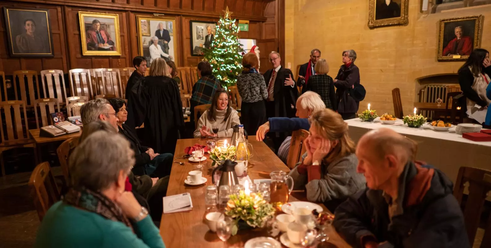 Alumi and guests in the Arlosh Hall
